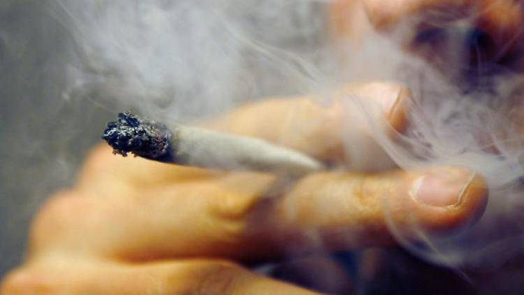 [Bild: Ein-Mann-raucht-einen-Joint-mit-Marihuana.jpg]